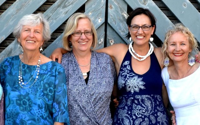 Vlnr is Erica, Olga Swanepoel, Reinette, Elsabe, Ronel en Benita tydens die 5 susters se kuier by Olga